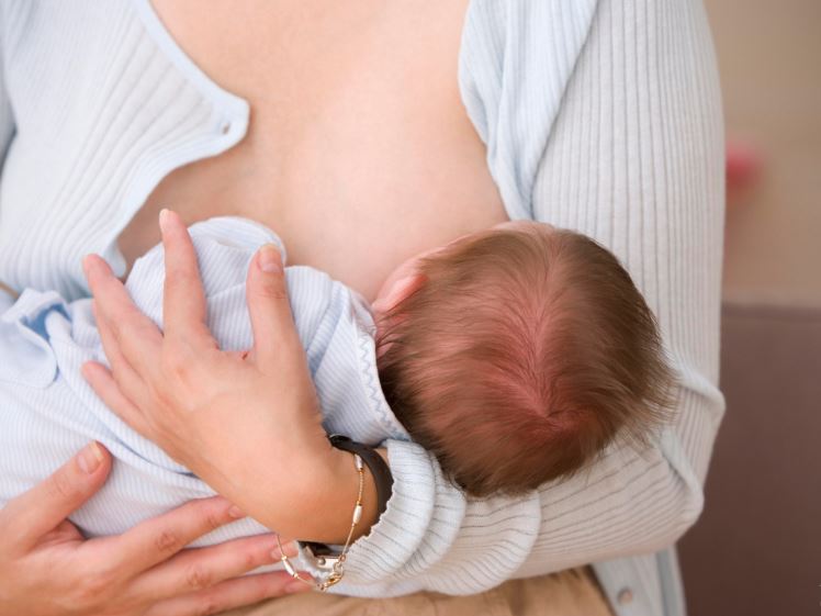 nuoi con bang sua me